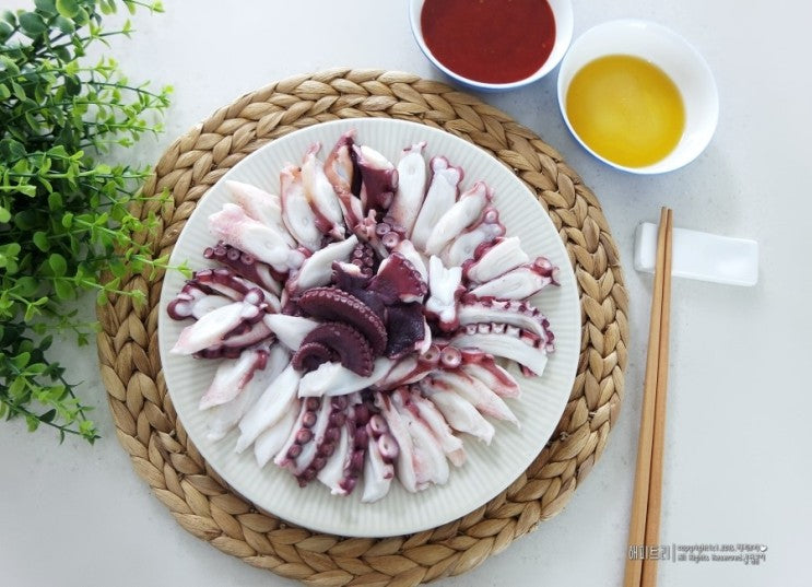 bạch tuộc chấm với gochujang và dầu mè