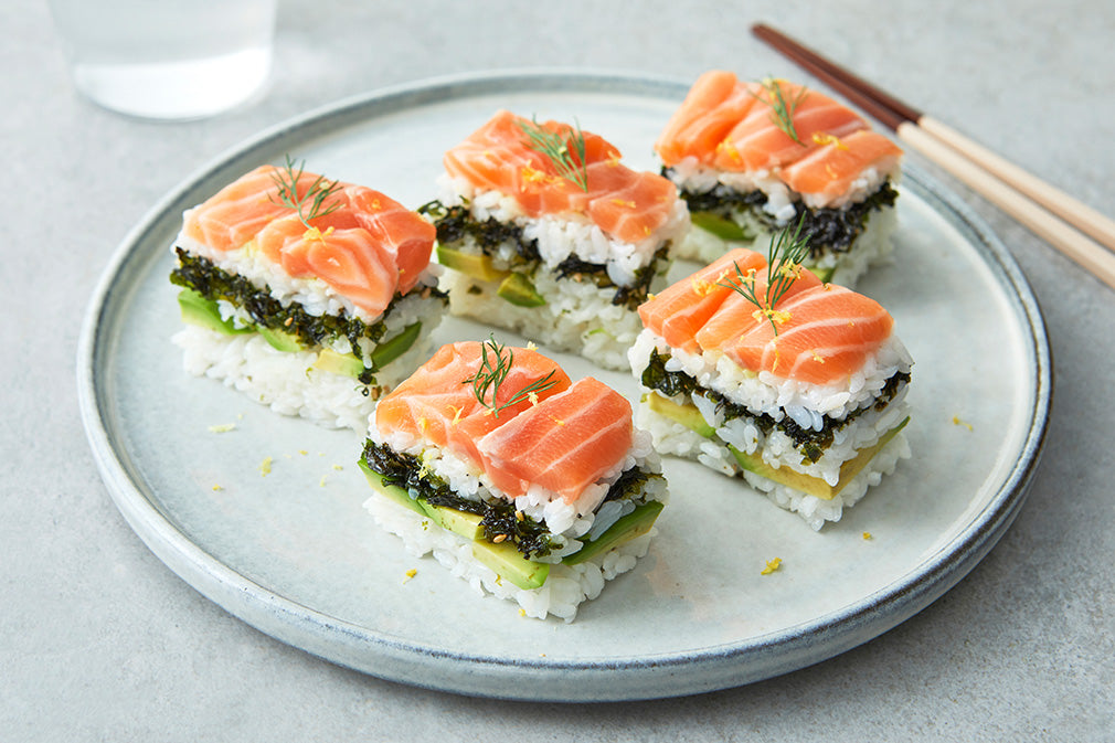 sushi cá hồi rong biển