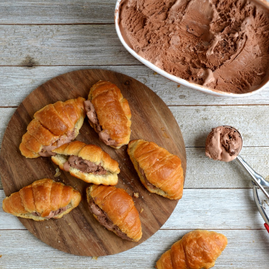 bánh sừng bò croissant kẹp kem chocolate