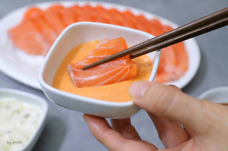 sashimi chấm xốt mayonnaise vị cay